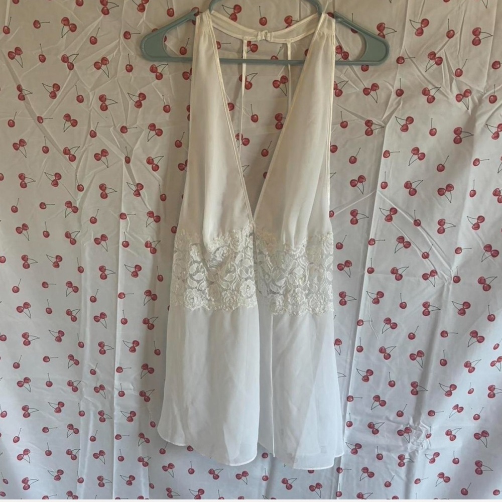 Elegant White Sleeveless Slip and Robe with Lace Detail